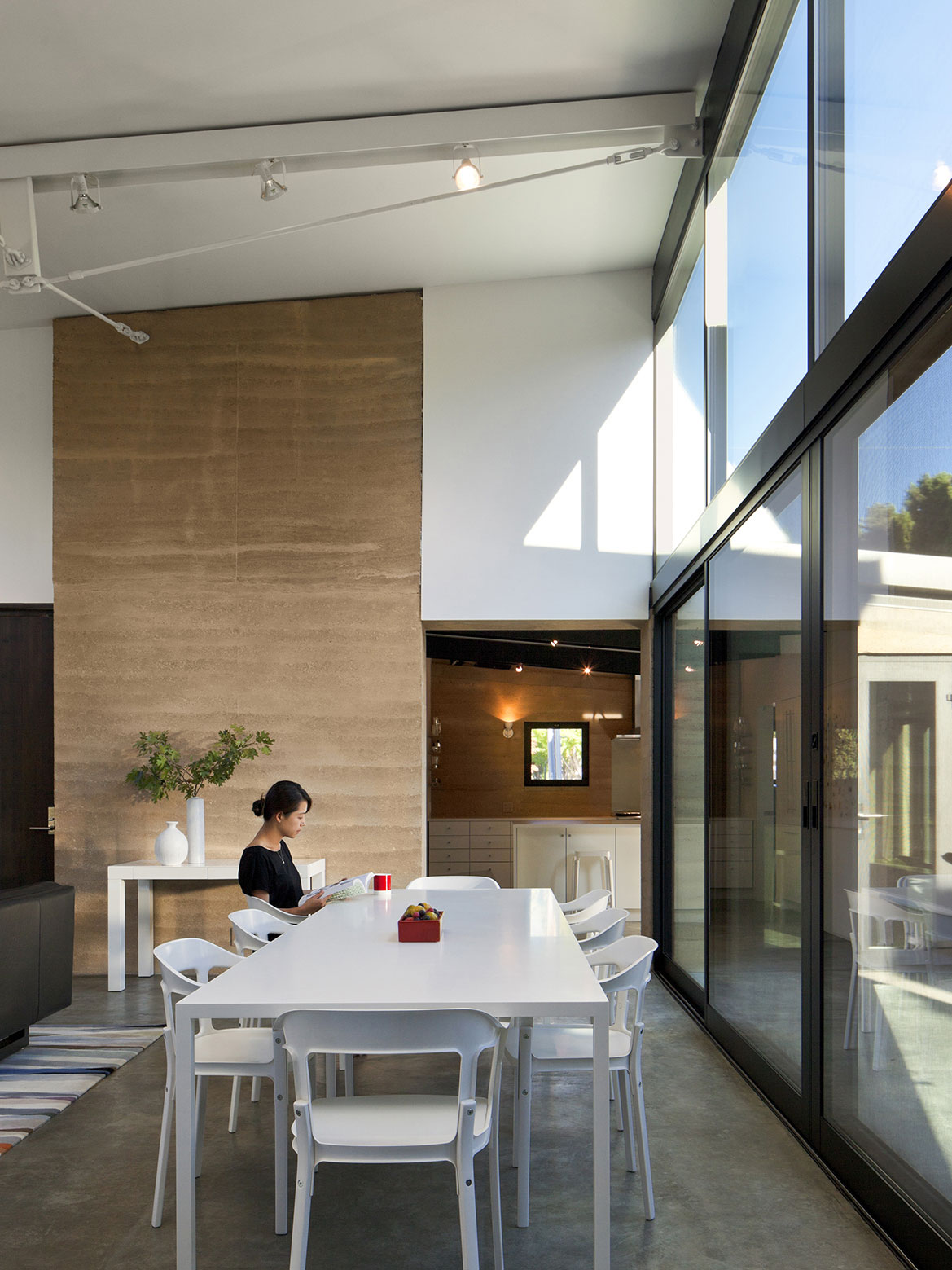 A Modern Rammed-Earth Home with Warmth and Natural Elegance in Mountain View by Atelier Hsu (7)