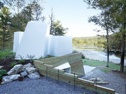 A Modern and Sculptural House on the Banks of Lake Massachusetts by Taylor and Miller Architecture (10)