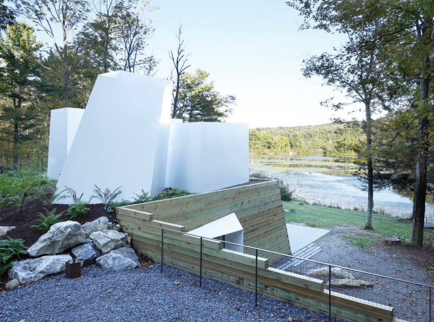A Modern and Sculptural House on the Banks of Lake Massachusetts by Taylor and Miller Architecture (10)