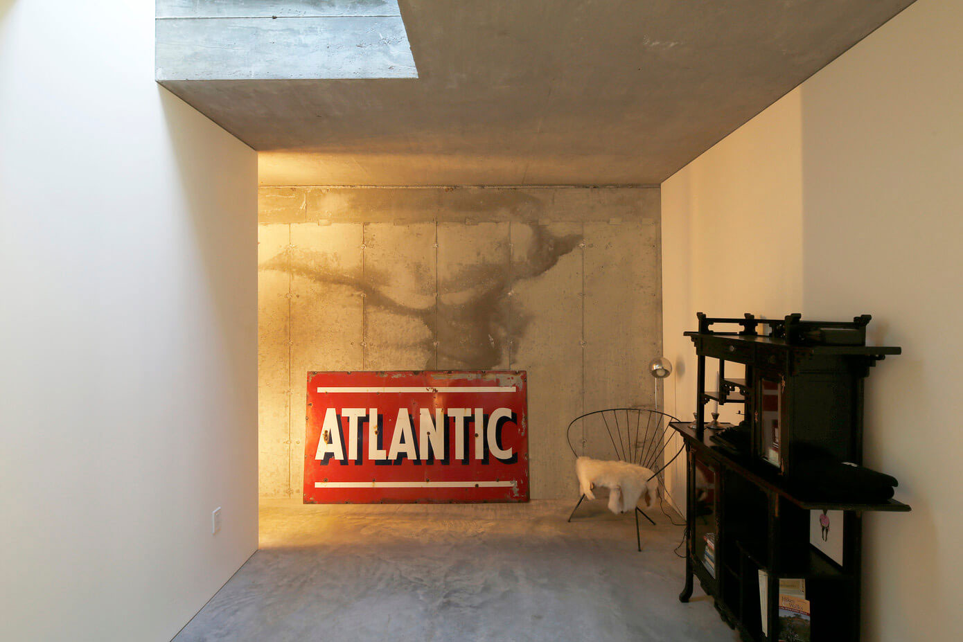 A Modern and Sculptural House on the Banks of Lake Massachusetts by Taylor and Miller Architecture (11)