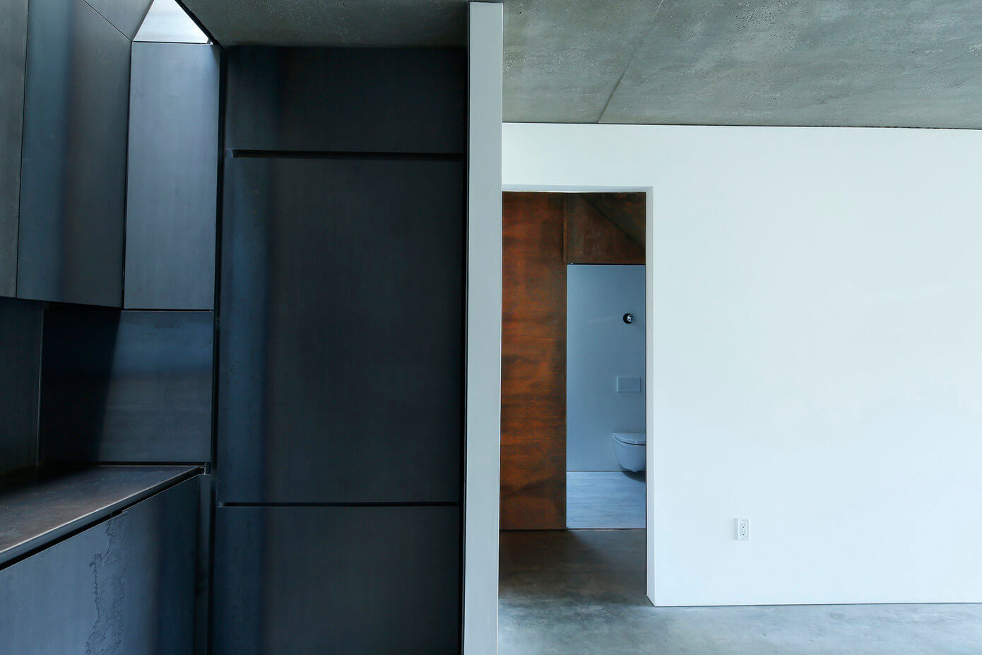 A Modern and Sculptural House on the Banks of Lake Massachusetts by Taylor and Miller Architecture (16)