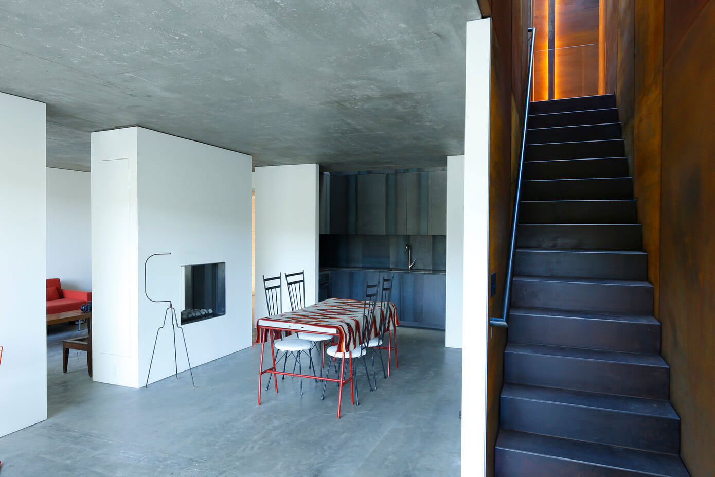 A Modern and Sculptural House on the Banks of Lake Massachusetts by Taylor and Miller Architecture (18)