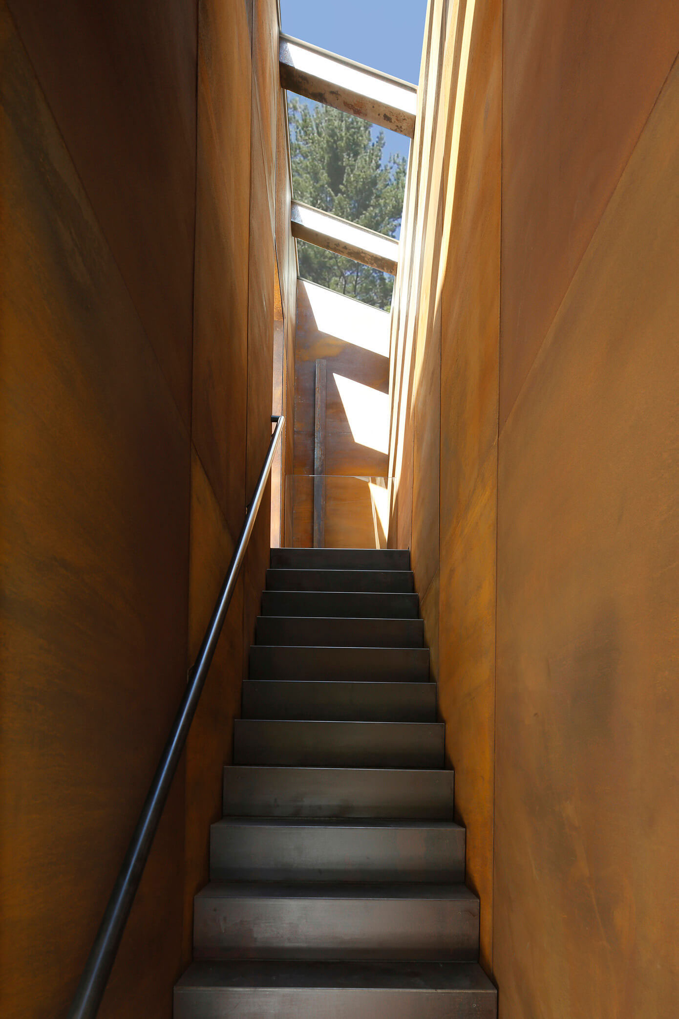 A Modern and Sculptural House on the Banks of Lake Massachusetts by Taylor and Miller Architecture (19)