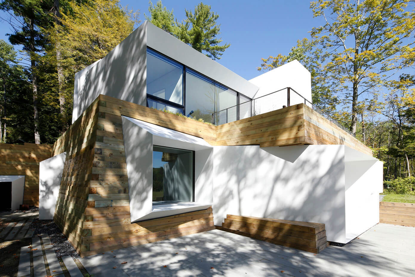 A Modern and Sculptural House on the Banks of Lake Massachusetts by Taylor and Miller Architecture (2)