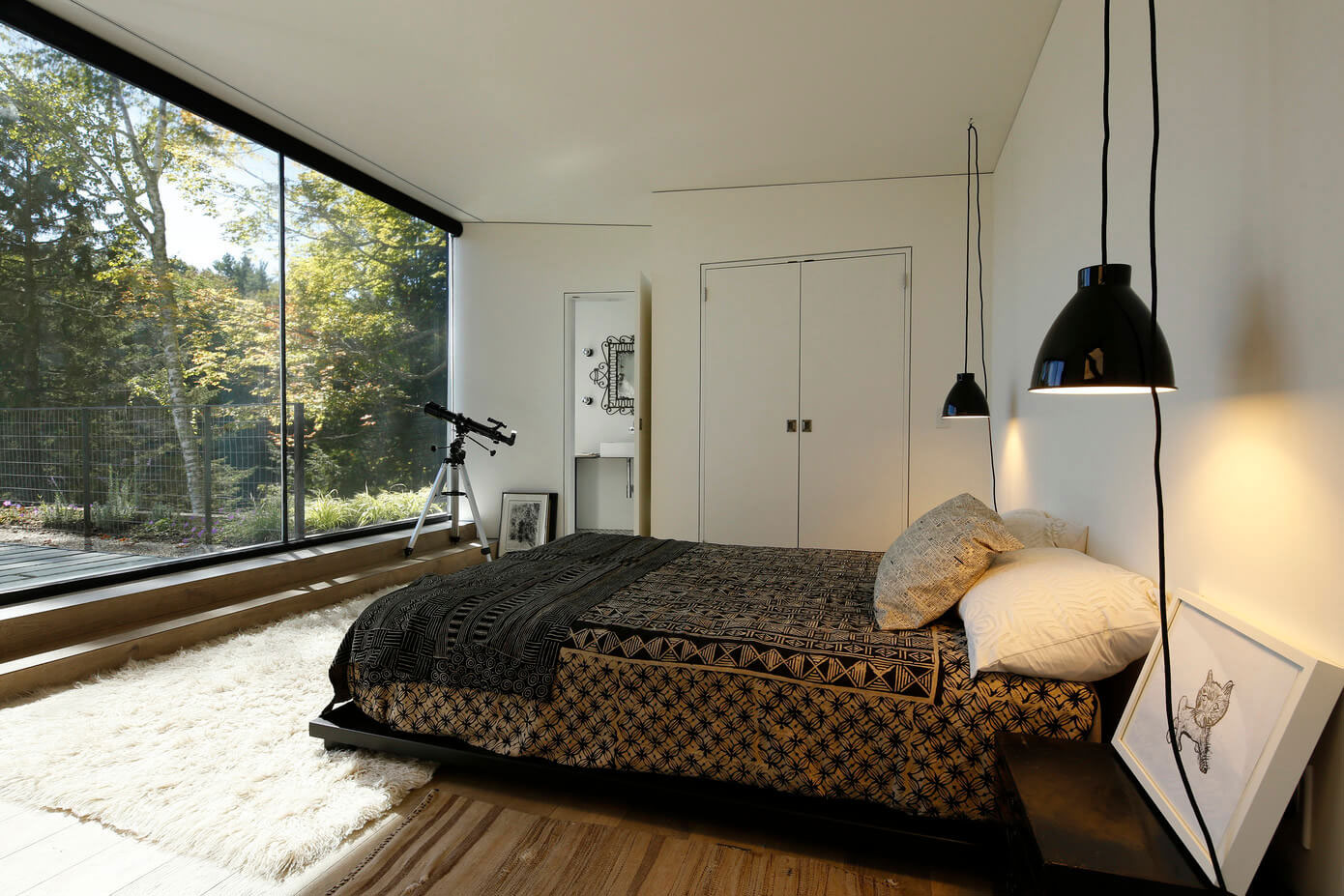 A Modern and Sculptural House on the Banks of Lake Massachusetts by Taylor and Miller Architecture (20)