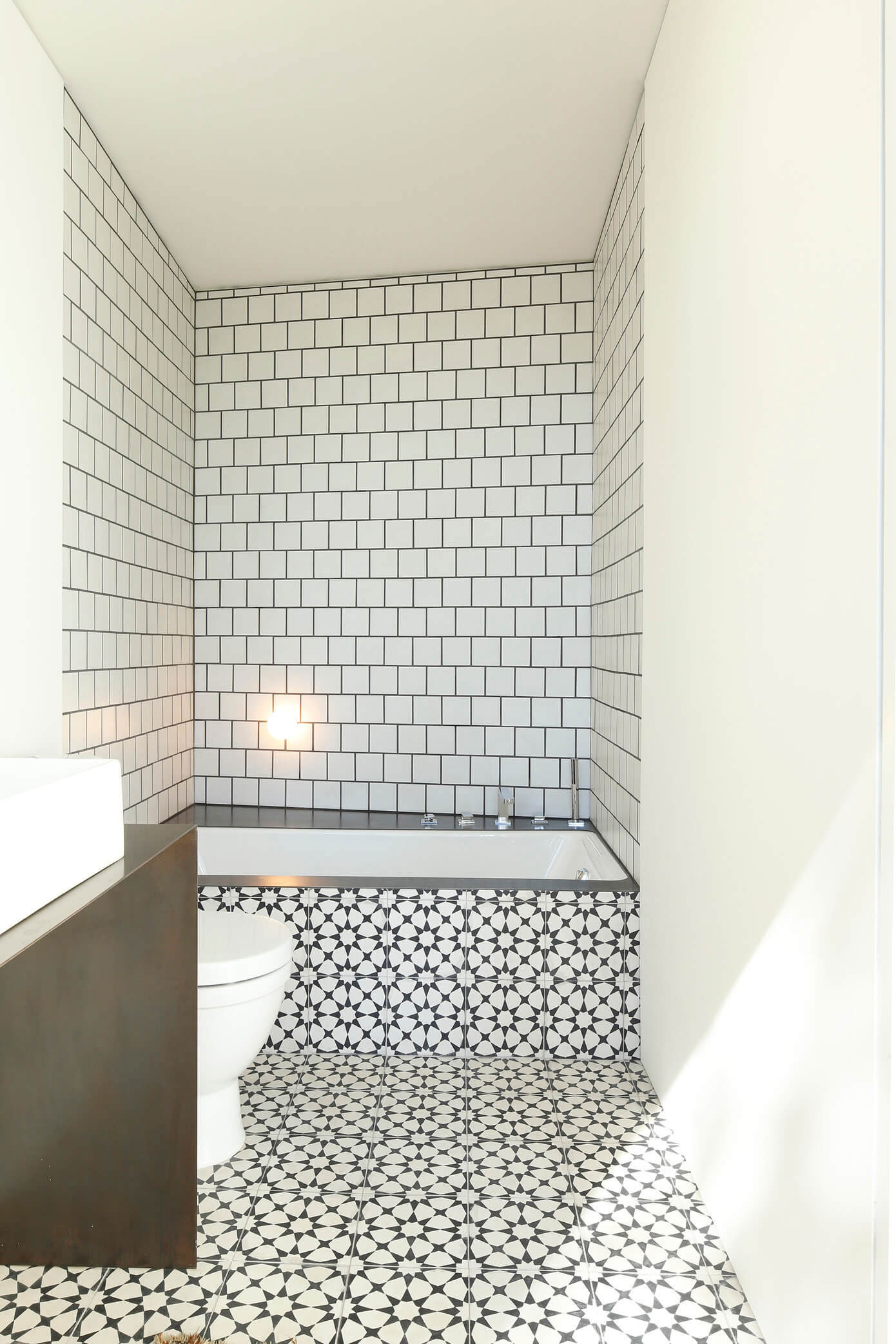 A Modern and Sculptural House on the Banks of Lake Massachusetts by Taylor and Miller Architecture (21)