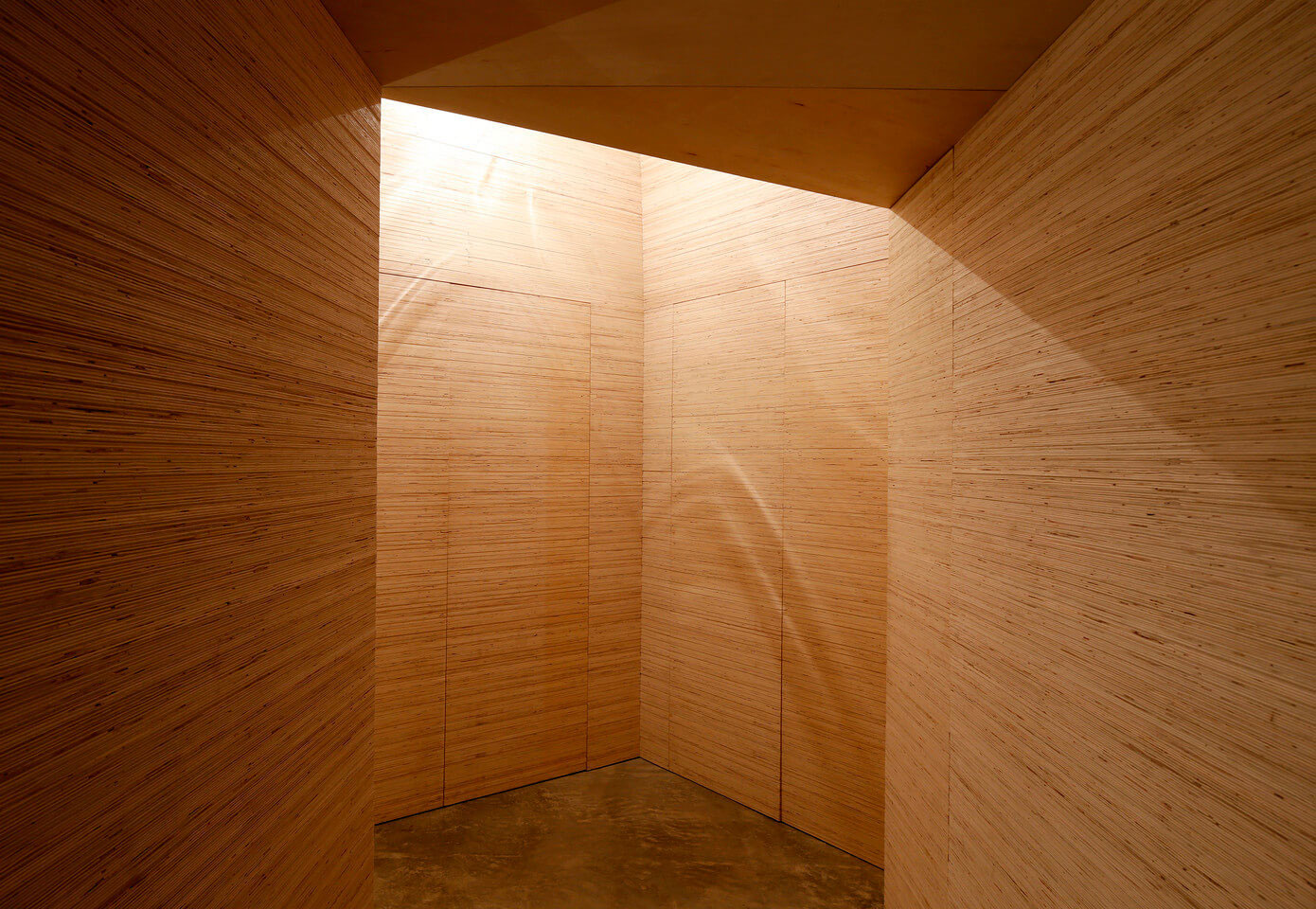 A Modern and Sculptural House on the Banks of Lake Massachusetts by Taylor and Miller Architecture (24)