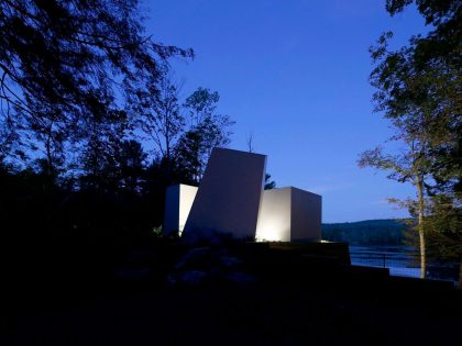 A Modern and Sculptural House on the Banks of Lake Massachusetts by Taylor and Miller Architecture (25)