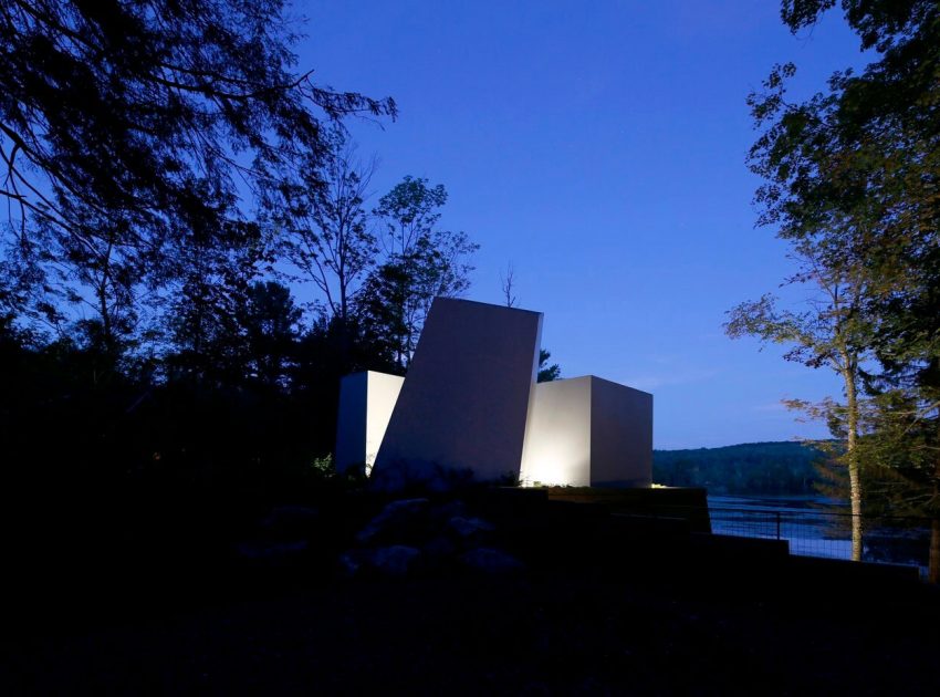 A Modern and Sculptural House on the Banks of Lake Massachusetts by Taylor and Miller Architecture (25)