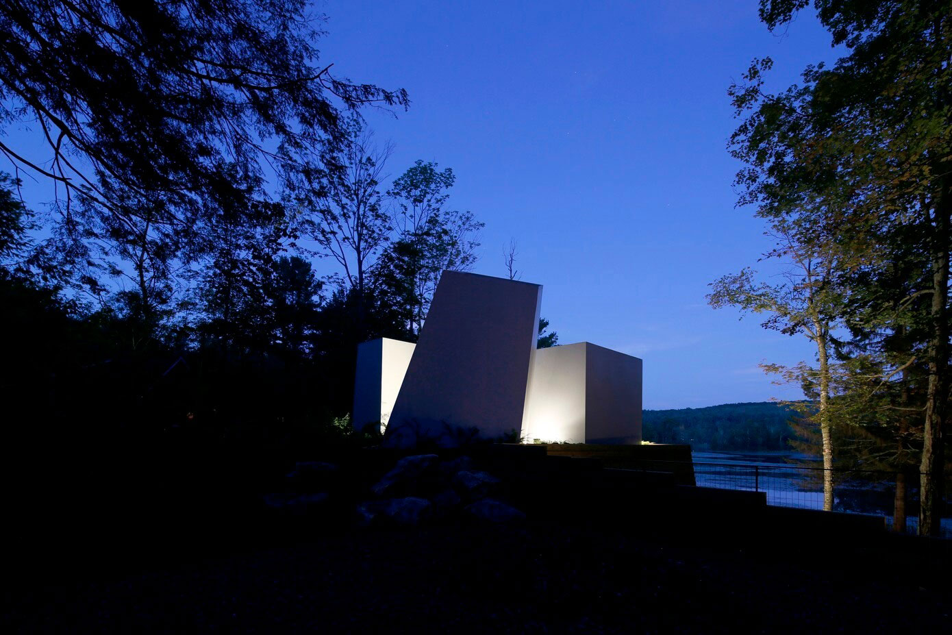 A Modern and Sculptural House on the Banks of Lake Massachusetts by Taylor and Miller Architecture (25)