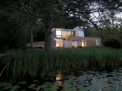 A Modern and Sculptural House on the Banks of Lake Massachusetts by Taylor and Miller Architecture (26)