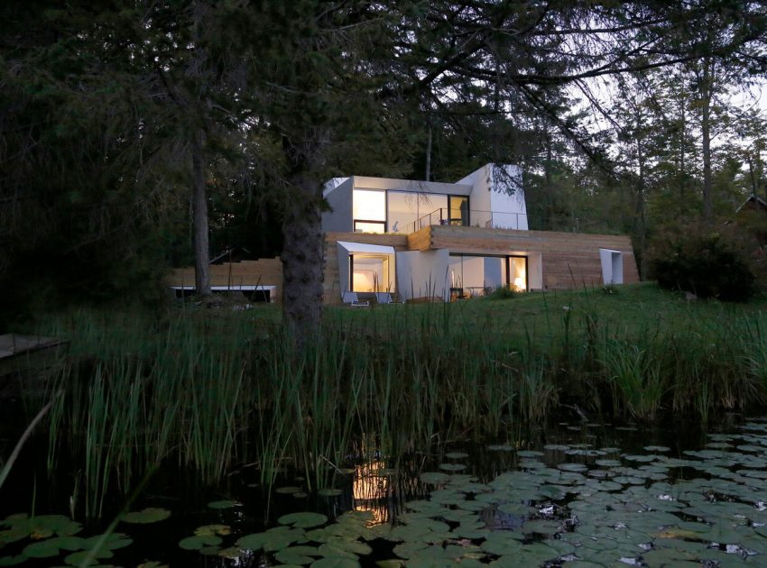 A Modern and Sculptural House on the Banks of Lake Massachusetts by Taylor and Miller Architecture (26)