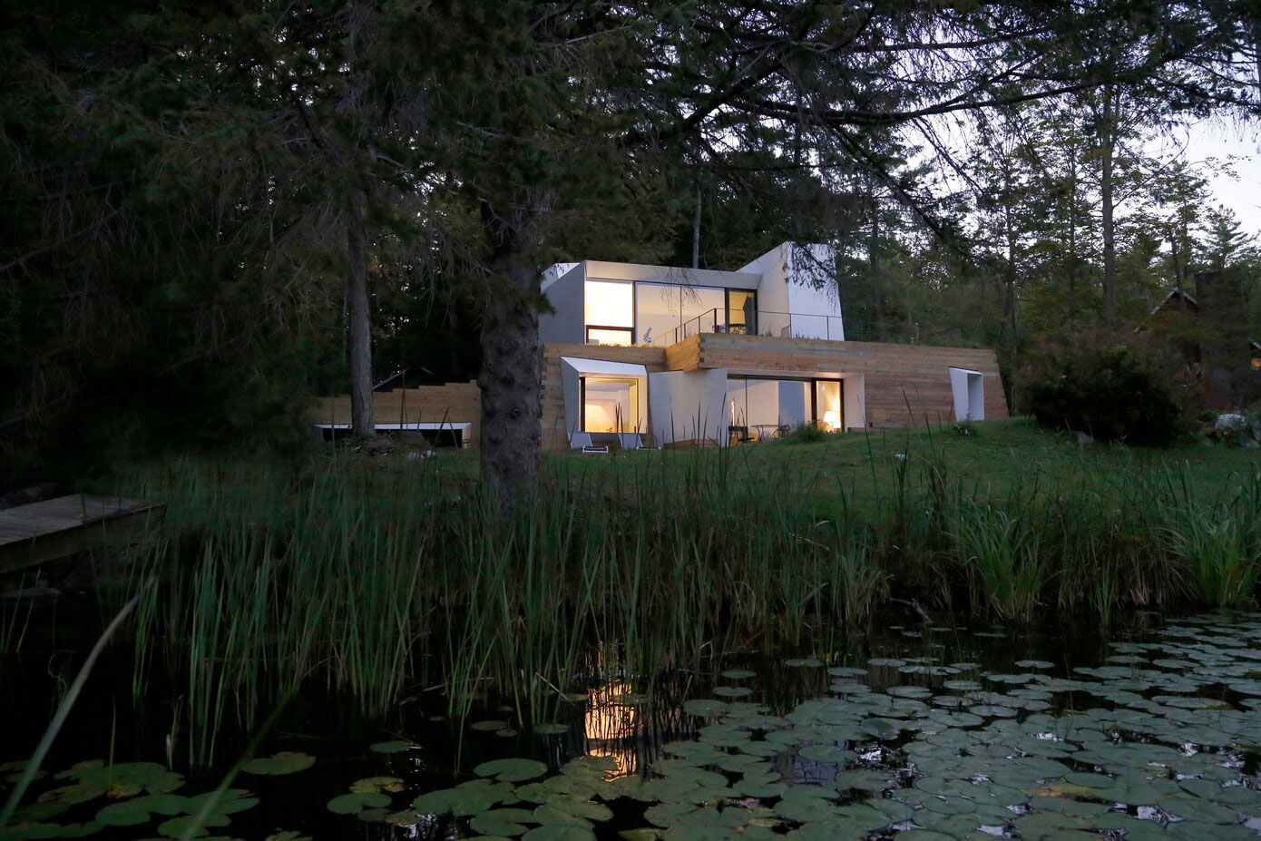 A Modern and Sculptural House on the Banks of Lake Massachusetts by Taylor and Miller Architecture (26)