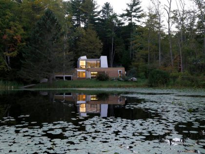 A Modern and Sculptural House on the Banks of Lake Massachusetts by Taylor and Miller Architecture (27)