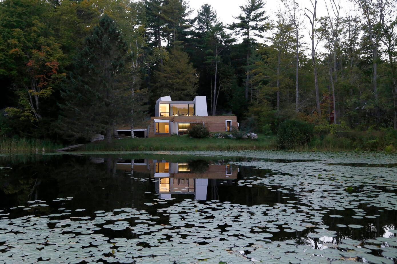 A Modern and Sculptural House on the Banks of Lake Massachusetts by Taylor and Miller Architecture (27)