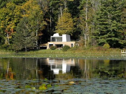A Modern and Sculptural House on the Banks of Lake Massachusetts by Taylor and Miller Architecture (3)