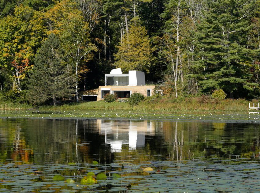 A Modern and Sculptural House on the Banks of Lake Massachusetts by Taylor and Miller Architecture (3)