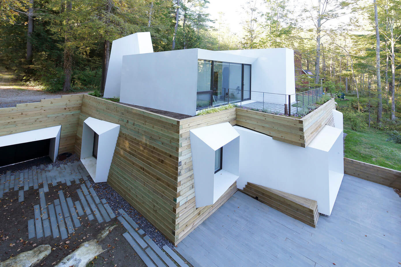 A Modern and Sculptural House on the Banks of Lake Massachusetts by Taylor and Miller Architecture (4)