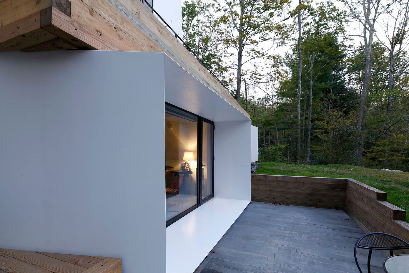 A Modern and Sculptural House on the Banks of Lake Massachusetts by Taylor and Miller Architecture (5)