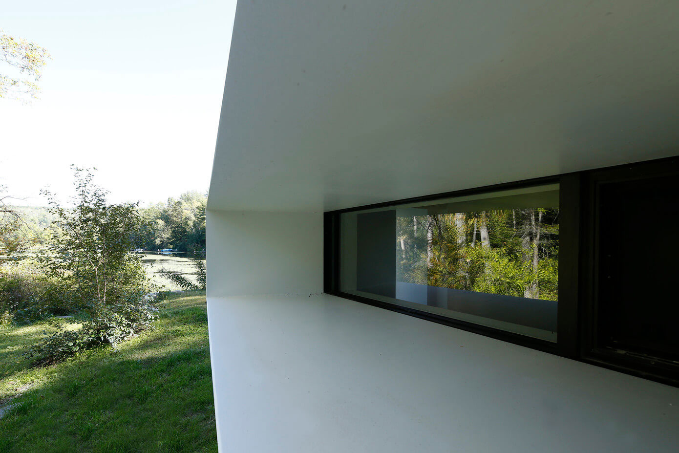 A Modern and Sculptural House on the Banks of Lake Massachusetts by Taylor and Miller Architecture (8)