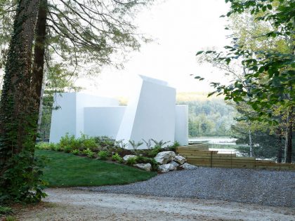 A Modern and Sculptural House on the Banks of Lake Massachusetts by Taylor and Miller Architecture (9)