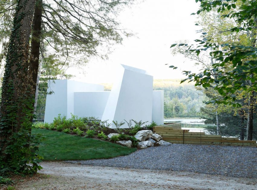 A Modern and Sculptural House on the Banks of Lake Massachusetts by Taylor and Miller Architecture (9)