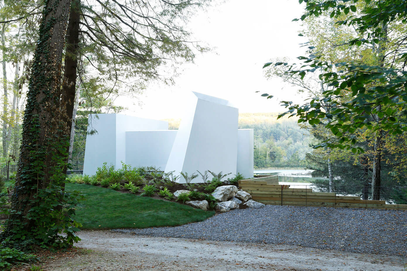 A Modern and Sculptural House on the Banks of Lake Massachusetts by Taylor and Miller Architecture (9)