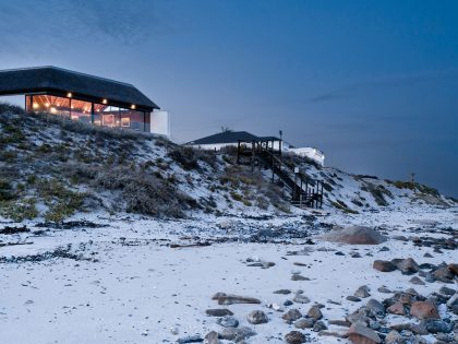 A Playful and L-Shaped Contemporary House with Spectacular Ocean Views in Shelley Point by SAOTA (11)