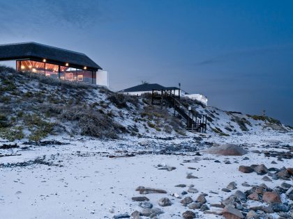 A Playful and L-Shaped Contemporary House with Spectacular Ocean Views in Shelley Point by SAOTA (11)