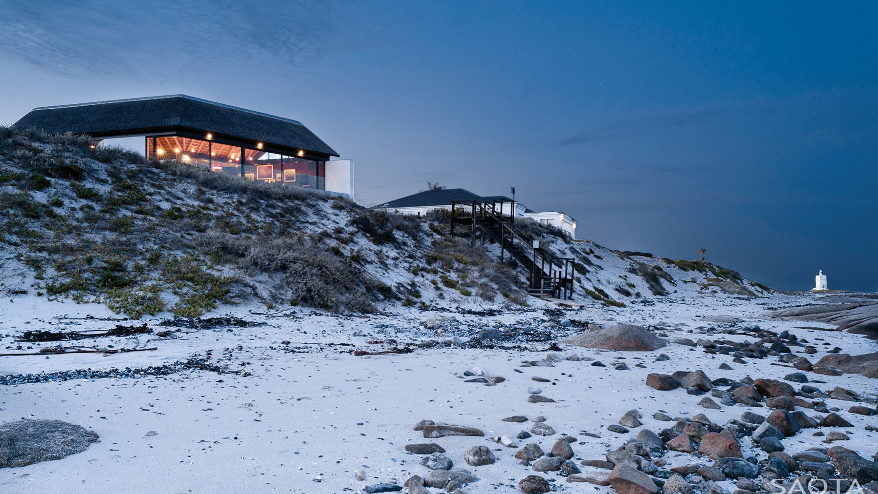 A Playful and L-Shaped Contemporary House with Spectacular Ocean Views in Shelley Point by SAOTA (11)
