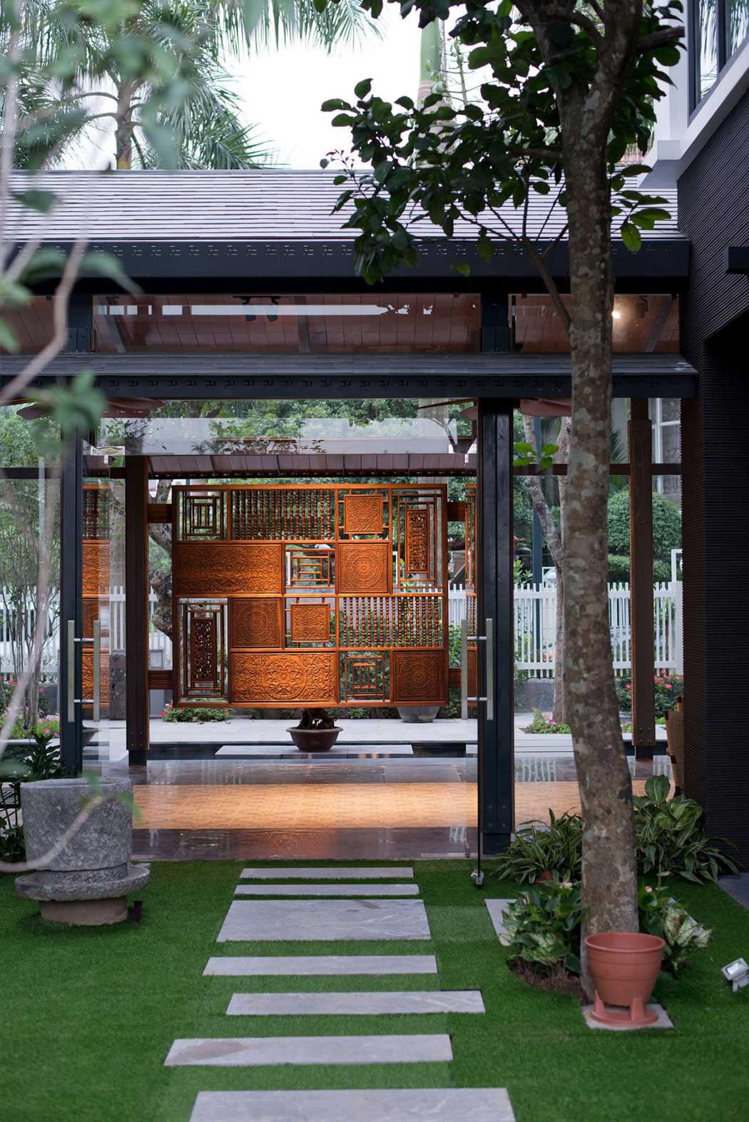 A Sensational Modern Home with Exquisite Landscaping in Ha Noi, Vietnam by Landmak Architecture (1)