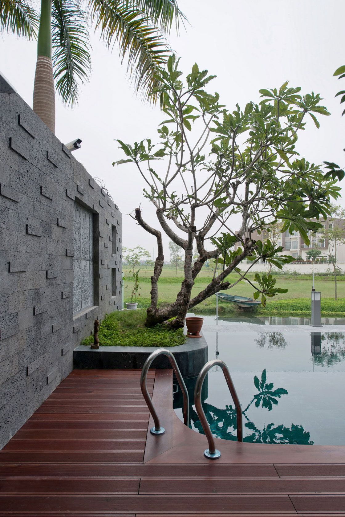 A Sensational Modern Home with Exquisite Landscaping in Ha Noi, Vietnam by Landmak Architecture (10)