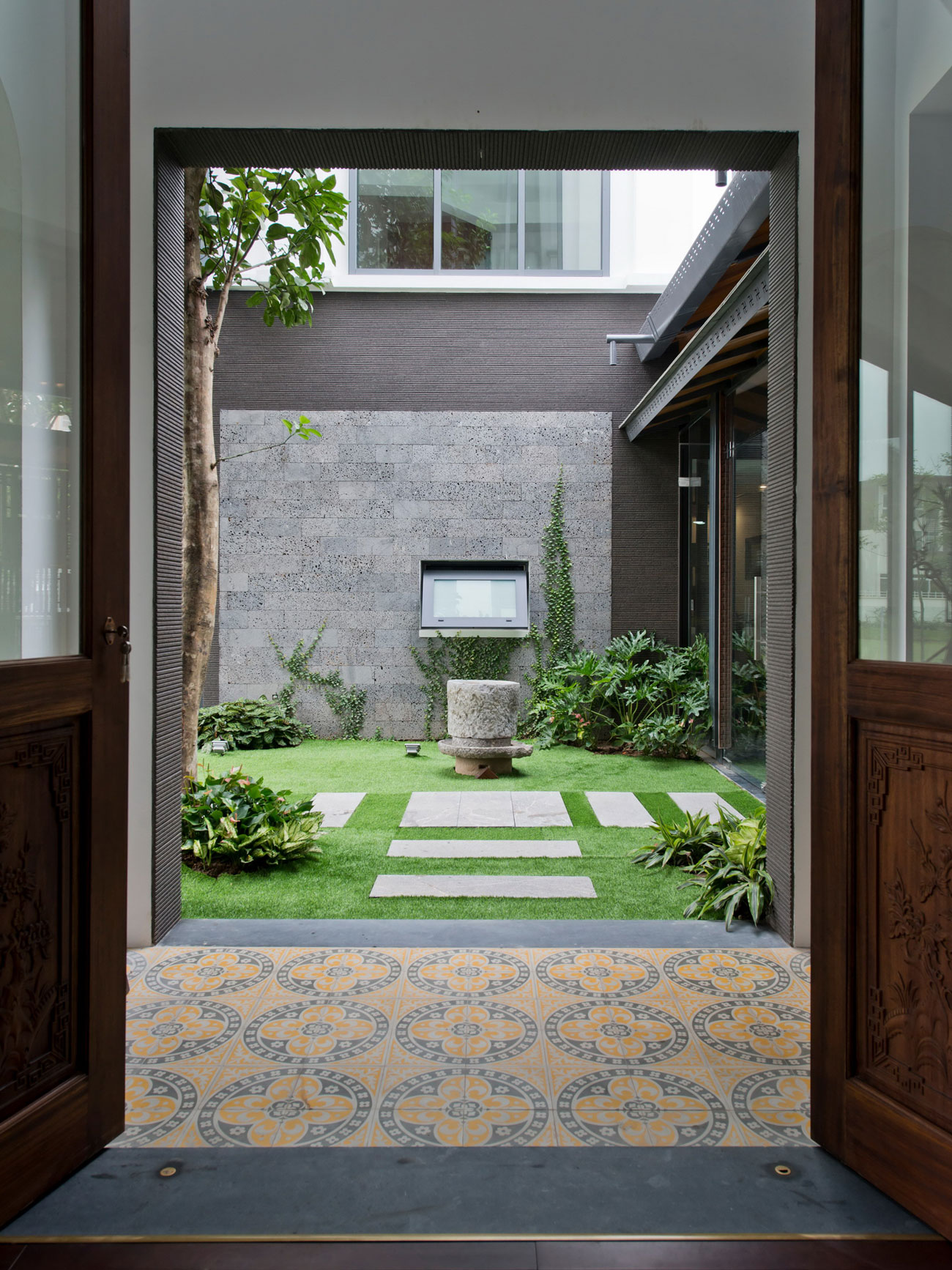 A Sensational Modern Home with Exquisite Landscaping in Ha Noi, Vietnam by Landmak Architecture (13)