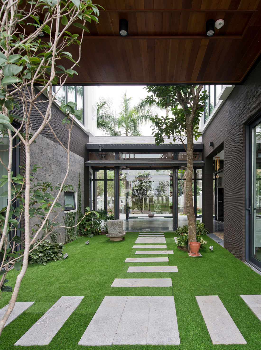 A Sensational Modern Home with Exquisite Landscaping in Ha Noi, Vietnam by Landmak Architecture (2)
