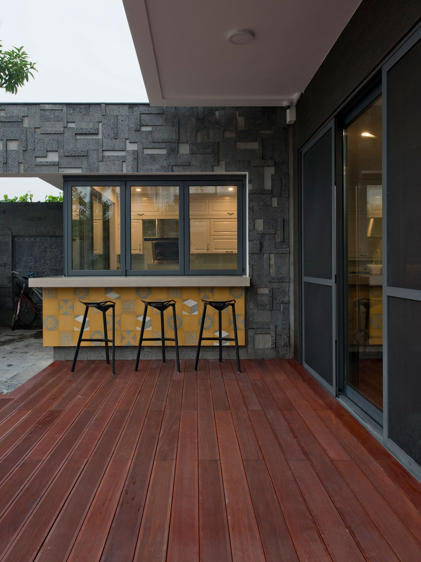 A Sensational Modern Home with Exquisite Landscaping in Ha Noi, Vietnam by Landmak Architecture (8)