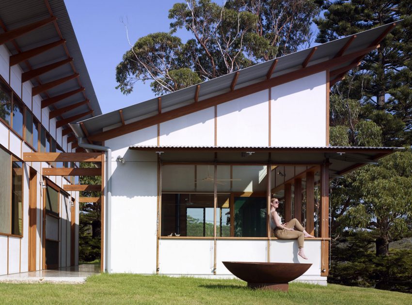 A Simple Contemporary Home for a Family of Committed Campers in New South Wales by Dunn & Hillam Architects (2)