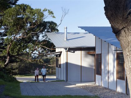 A Simple Contemporary Home for a Family of Committed Campers in New South Wales by Dunn & Hillam Architects (3)