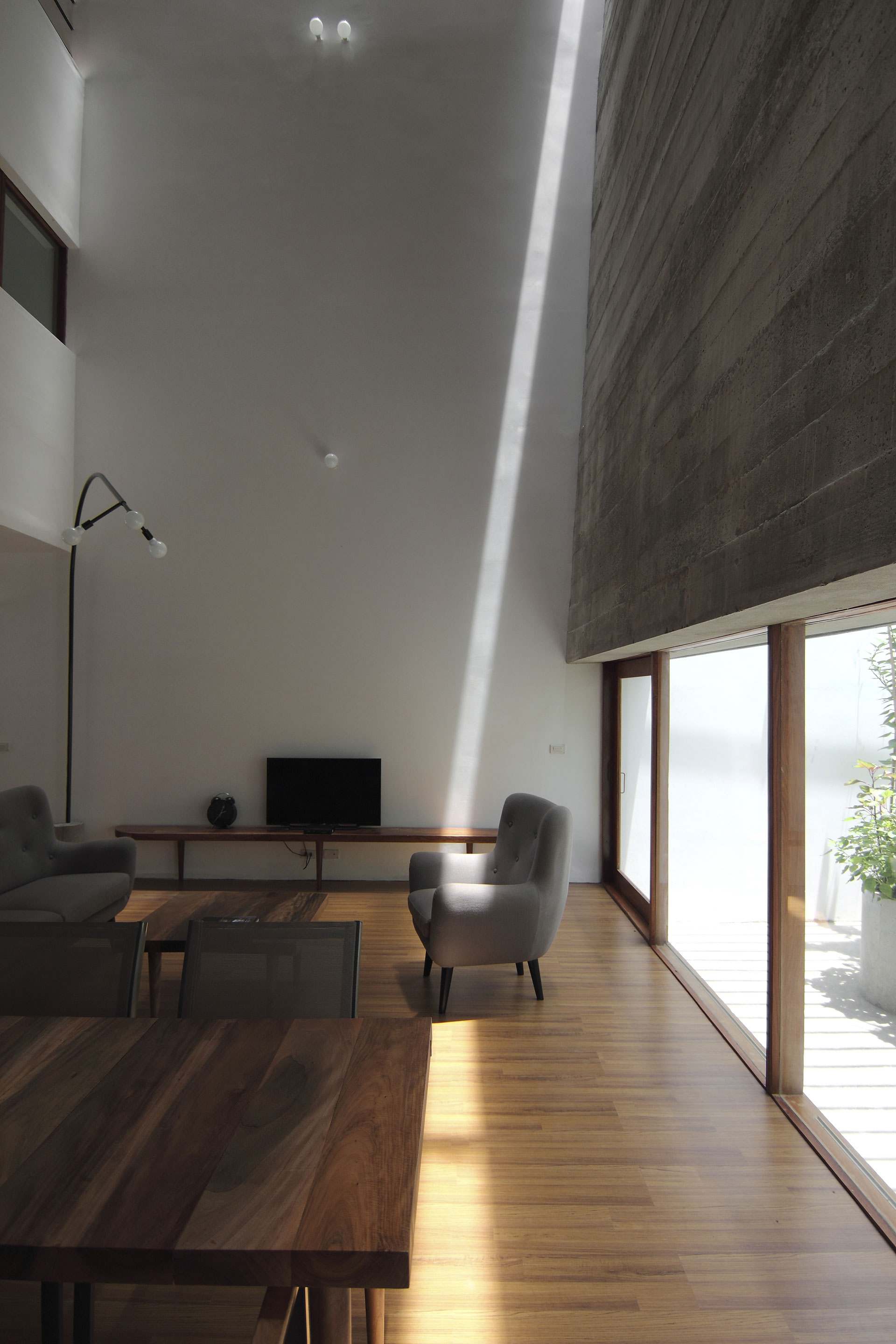 A Simple Country House with Natural Light and Wooden Furniture in Nghe An by Wangstudio (16)