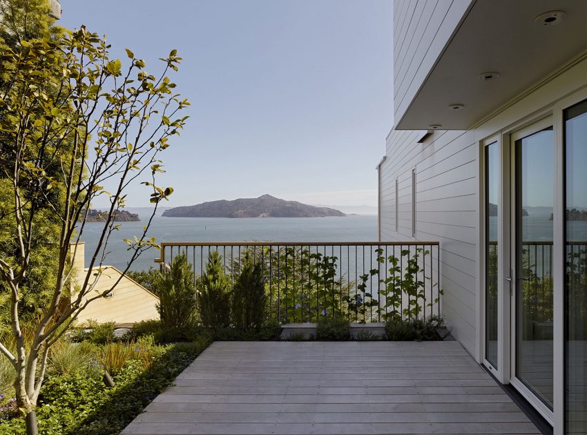 A Simple, Light-Filled Contemporary Home Perched on a Steeply Sloping Hillside in Sausalito by Turnbull Griffin Haesloop Architects (5)