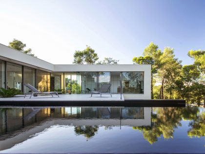 A Simple, Neat and Elegant House with Minimalist Aesthetic in Saint-Clément-de-Rivière by Brengues & Le Pavec architectes (1)