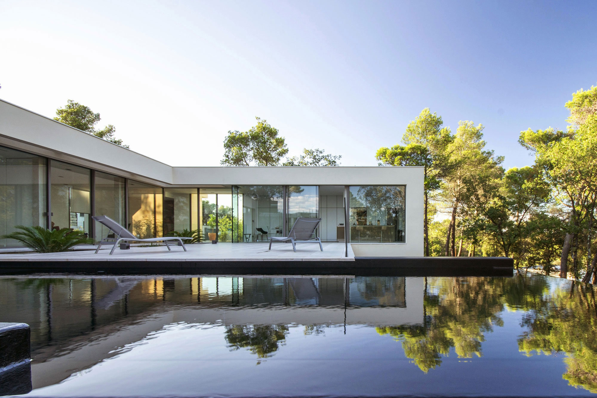 A Simple, Neat and Elegant House with Minimalist Aesthetic in Saint-Clément-de-Rivière by Brengues & Le Pavec architectes (1)