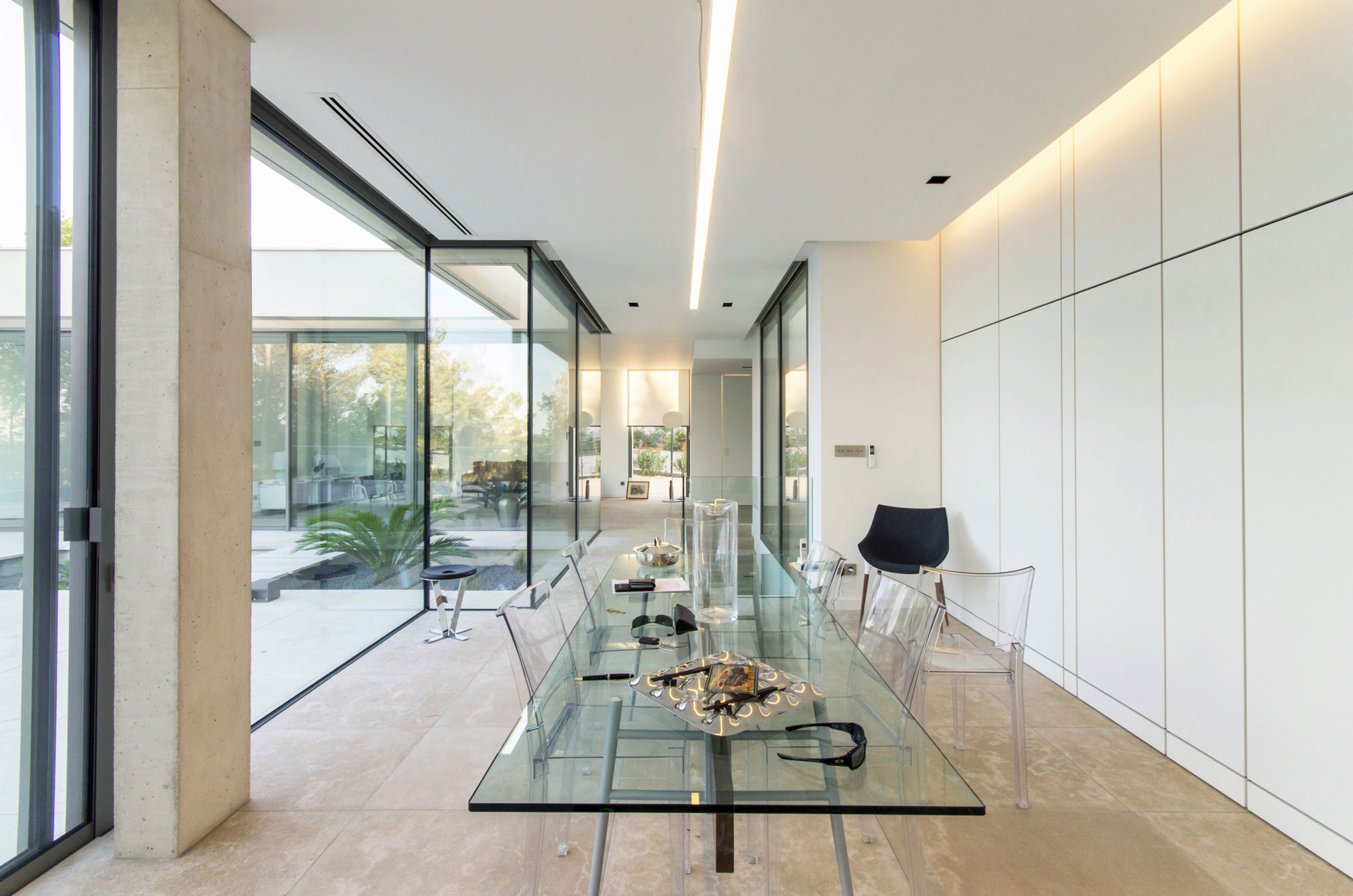 A Simple, Neat and Elegant House with Minimalist Aesthetic in Saint-Clément-de-Rivière by Brengues & Le Pavec architectes (12)