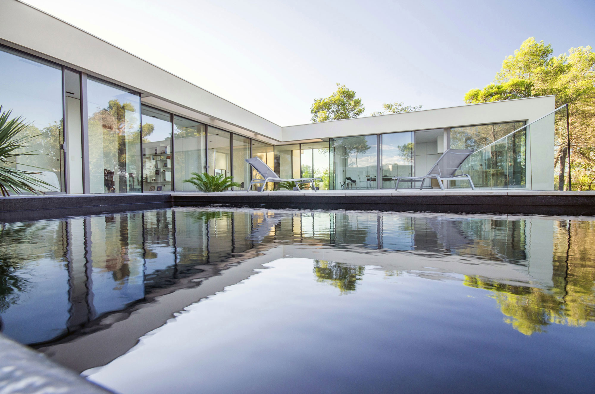 A Simple, Neat and Elegant House with Minimalist Aesthetic in Saint-Clément-de-Rivière by Brengues & Le Pavec architectes (2)