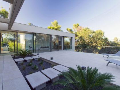 A Simple, Neat and Elegant House with Minimalist Aesthetic in Saint-Clément-de-Rivière by Brengues & Le Pavec architectes (5)