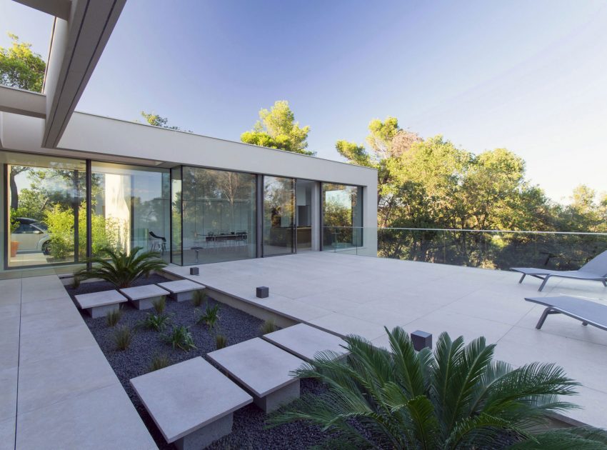 A Simple, Neat and Elegant House with Minimalist Aesthetic in Saint-Clément-de-Rivière by Brengues & Le Pavec architectes (5)