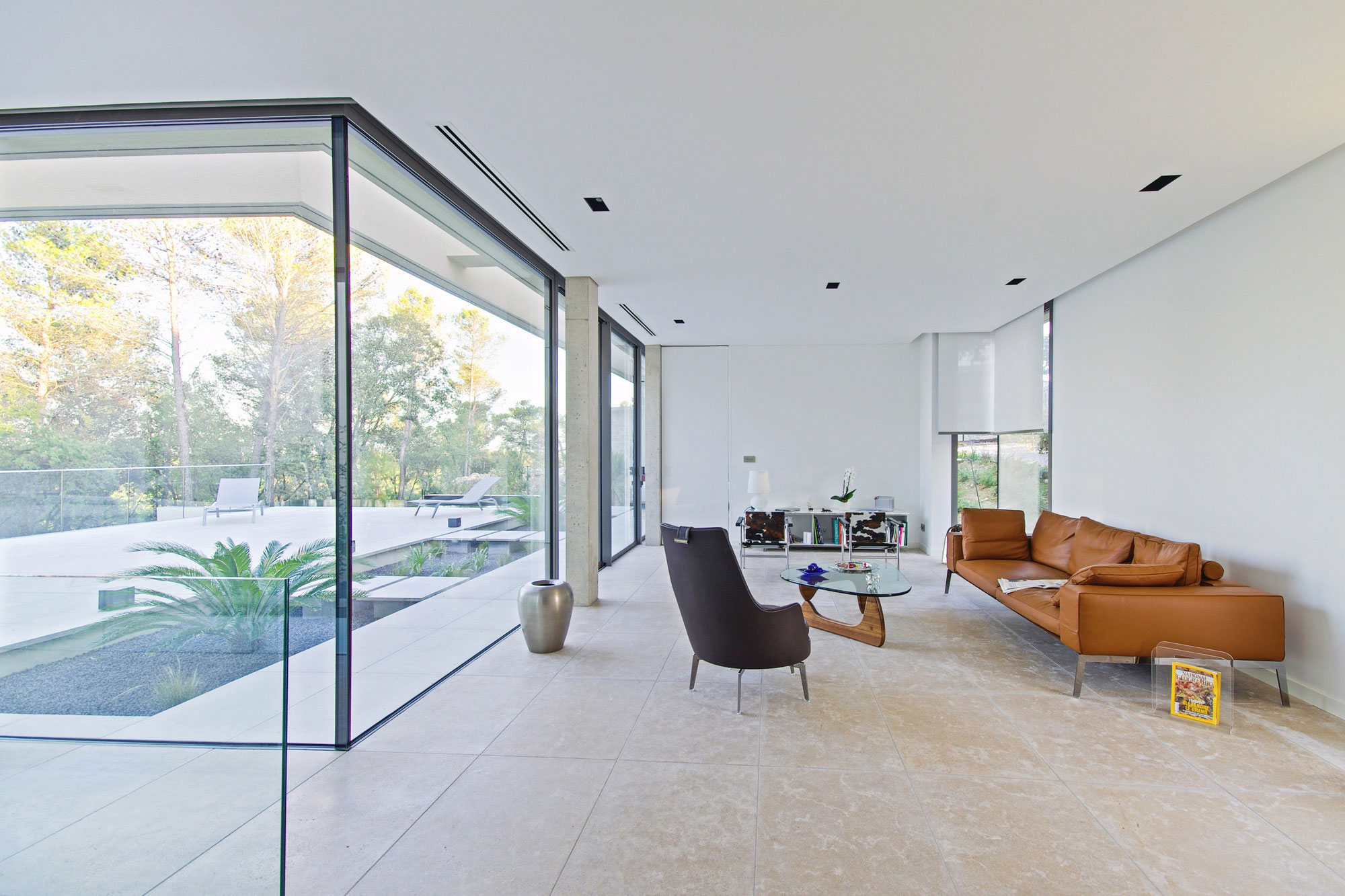 A Simple, Neat and Elegant House with Minimalist Aesthetic in Saint-Clément-de-Rivière by Brengues & Le Pavec architectes (7)