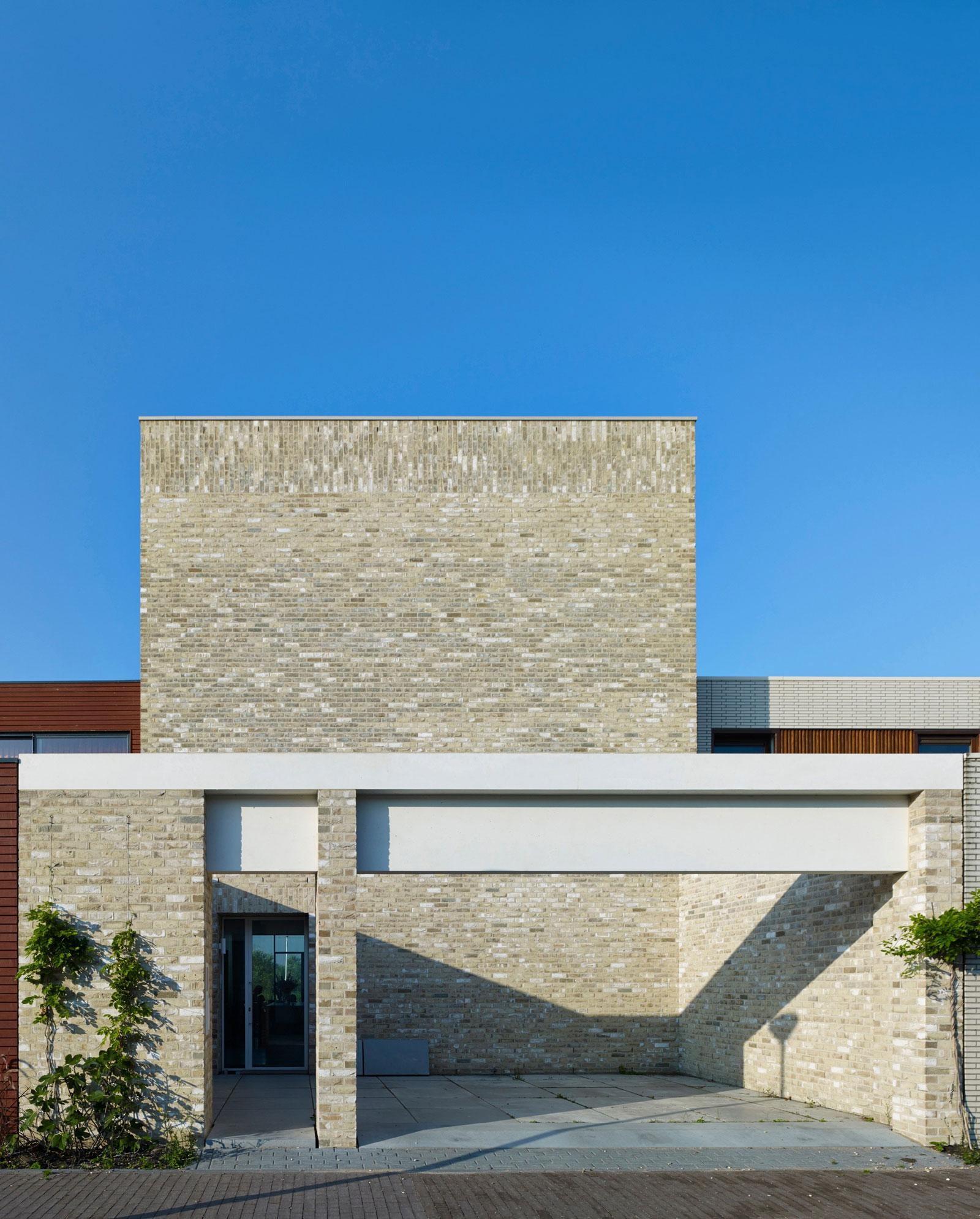 A Simple, Peaceful and Stylish Home Offers Stunning Views of Rieteiland, The Netherlands by Office Winhov (1)