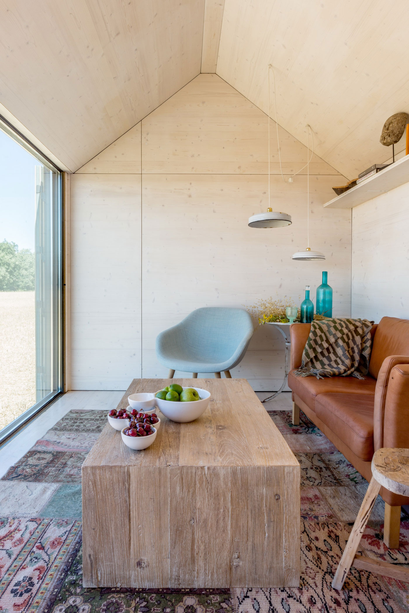 A Simple and Stylish Tiny Home with Airy Interiors in Spain by ÁBATON Arquitectura (10)