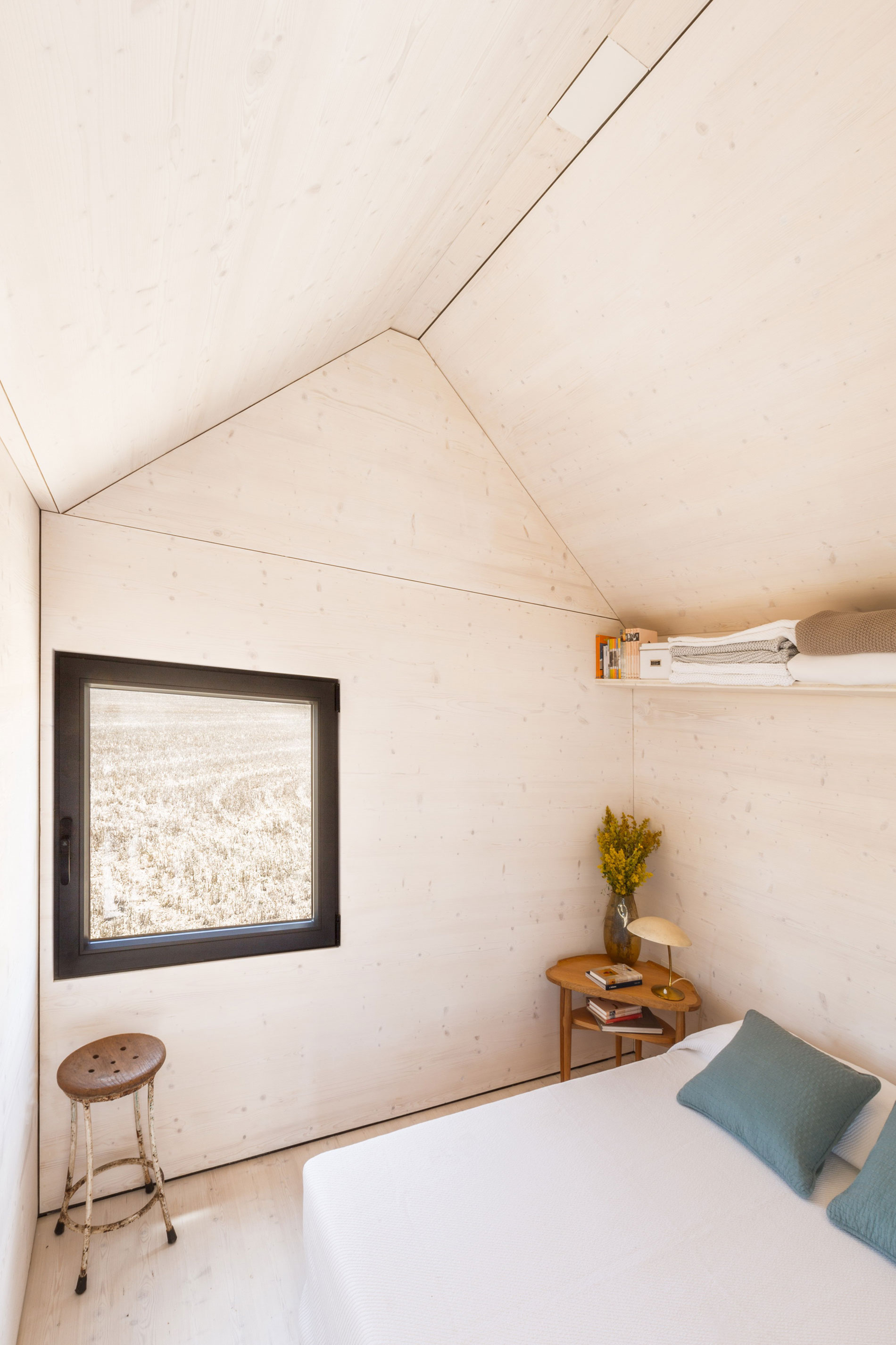 A Simple and Stylish Tiny Home with Airy Interiors in Spain by ÁBATON Arquitectura (14)