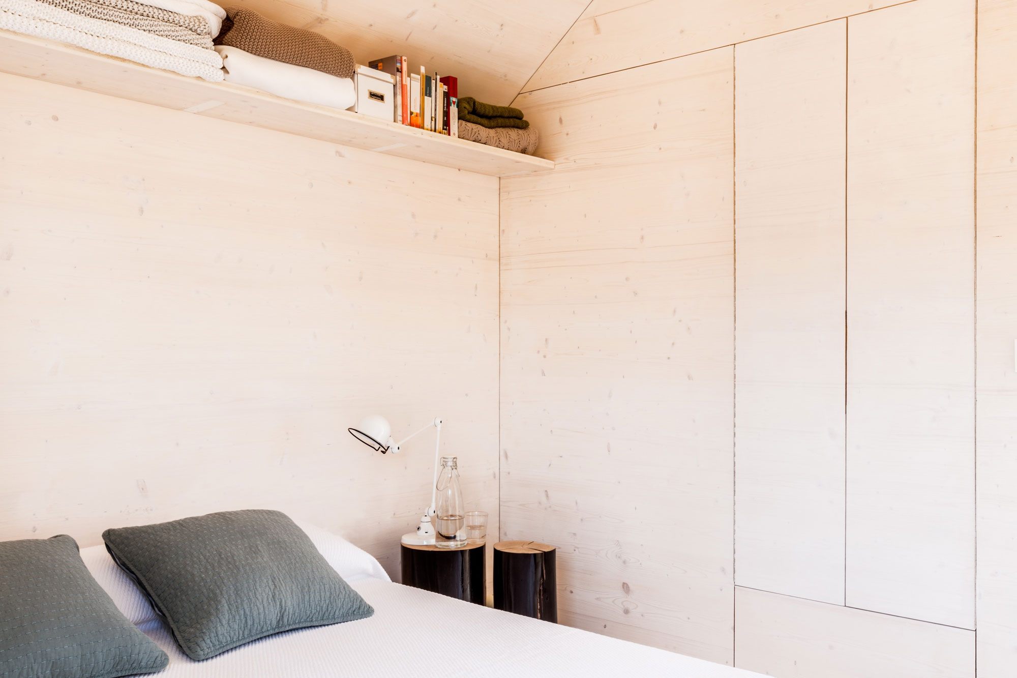 A Simple and Stylish Tiny Home with Airy Interiors in Spain by ÁBATON Arquitectura (15)